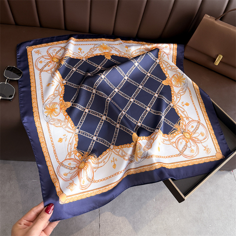 Blauwe klassieke kettingprint  - Scarf Silk Square recensie en prijs